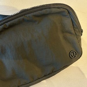 Lululemon everywhere belt bag / dark forest green